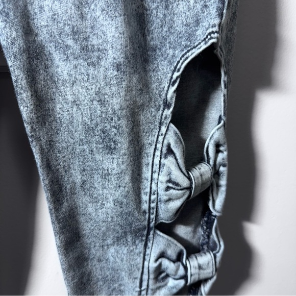 Von Dutch Vintage Acid Wash Ribbon Cut Out Jeans Size 26 100% Cotton - Picture 6 of 15